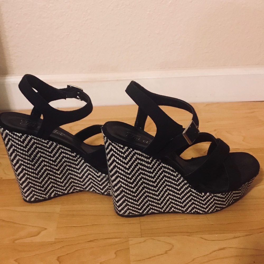 Summer black and white wedges 🎈